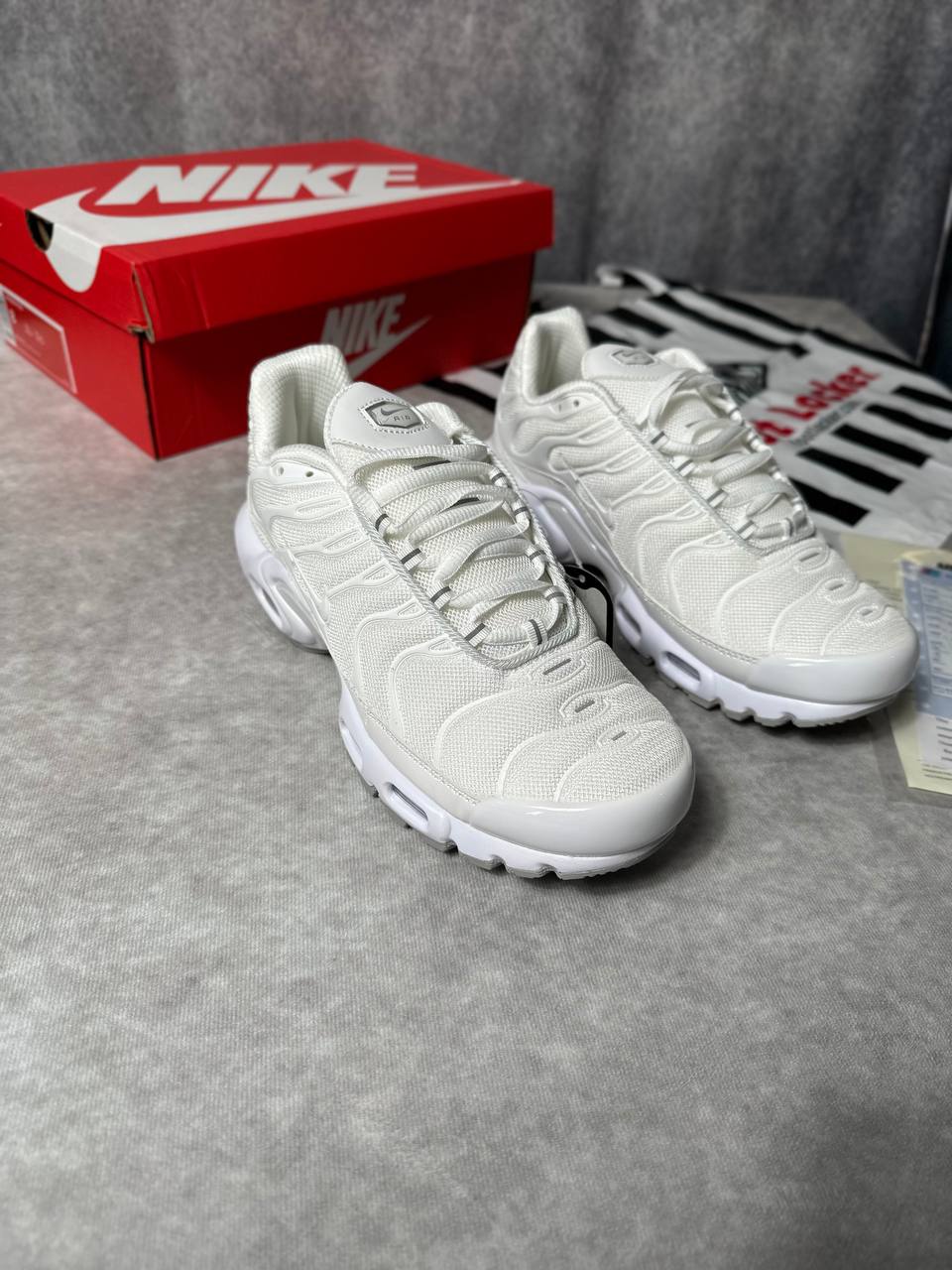 MENS NIK TNS COME WITH BOX ETC am1809