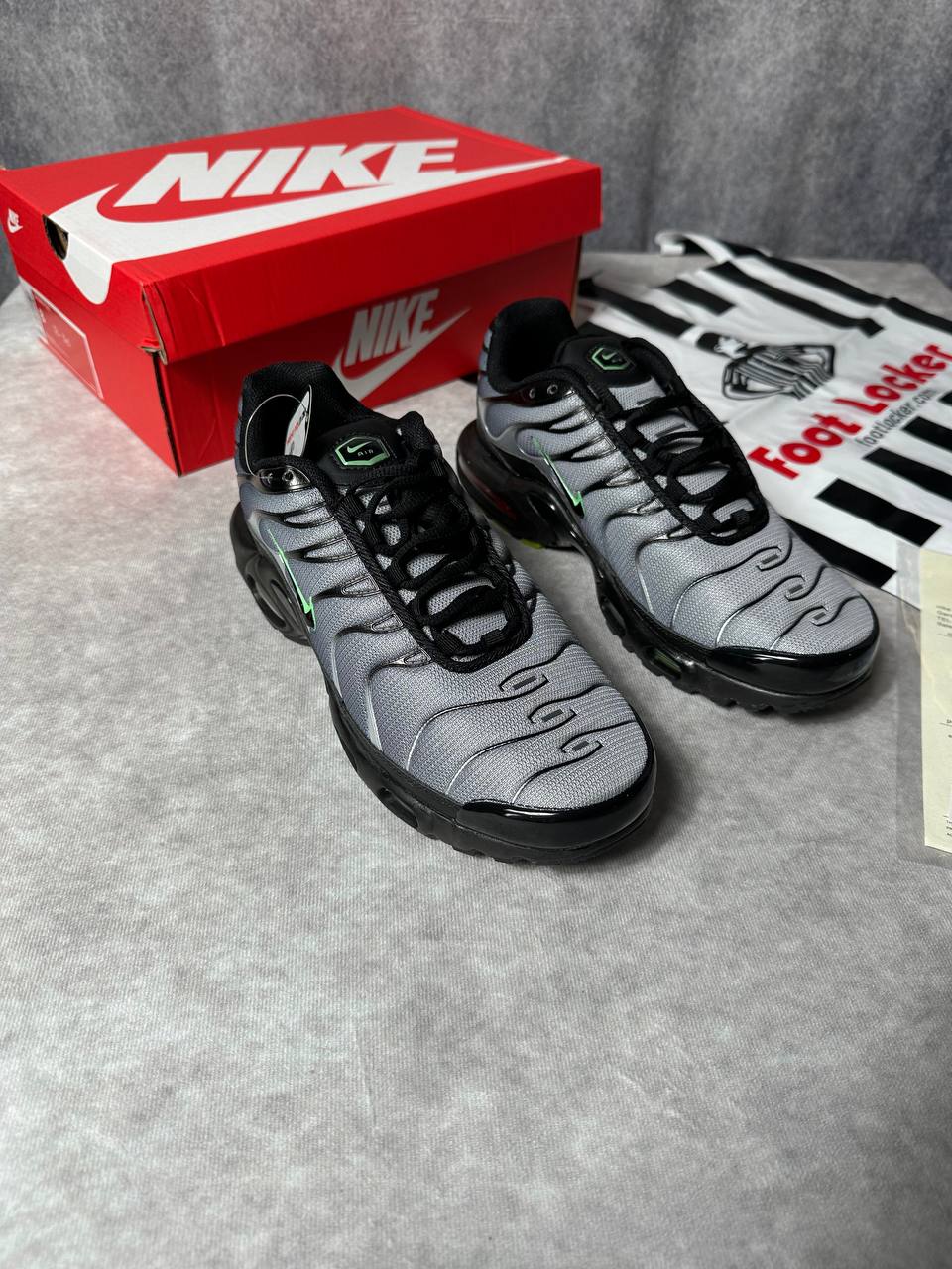 MENS NIK TNS COME WITH BOX ETC am1809