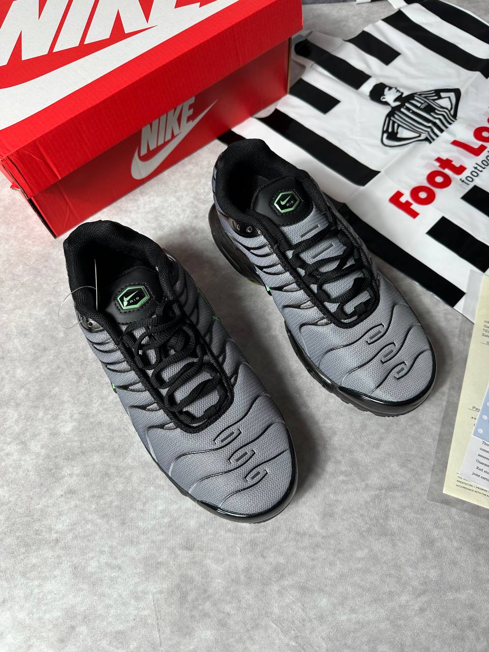 MENS NIK TNS COME WITH BOX ETC am1809