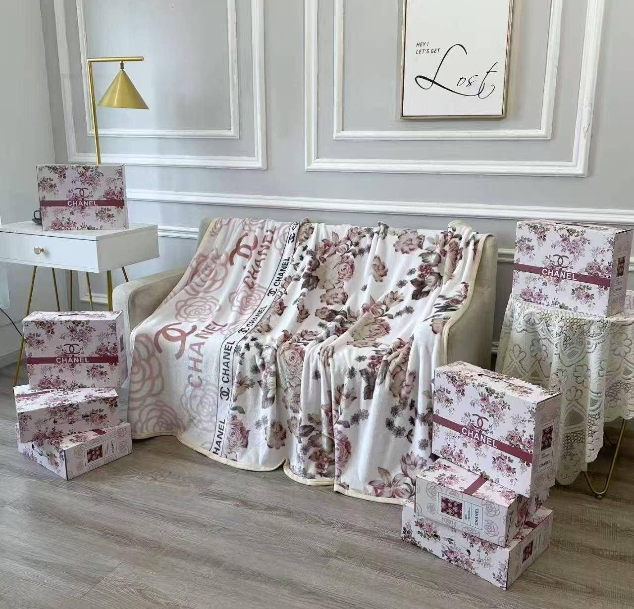 QUALITY THROW BLANKET WITH BOX ak2412