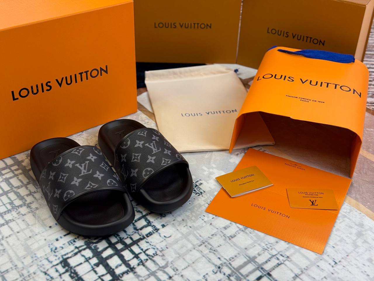SUPERCLO QUALITY LOUS VUION SLIDERS COMES WITH BOX DUST BAG PAPERWORK ETC su2509