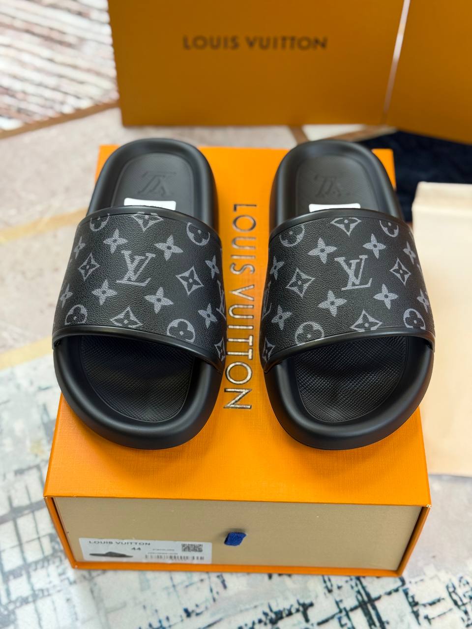 SUPERCLO QUALITY LOUS VUION SLIDERS COMES WITH BOX DUST BAG PAPERWORK ETC su2509