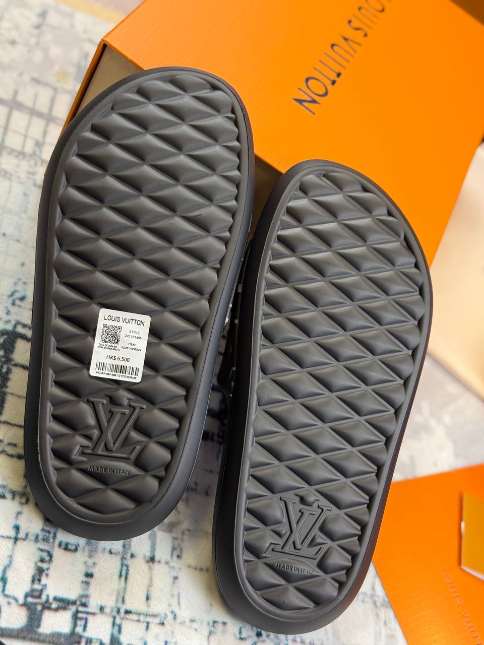 SUPERCLO QUALITY LOUS VUION SLIDERS COMES WITH BOX DUST BAG PAPERWORK ETC su2509