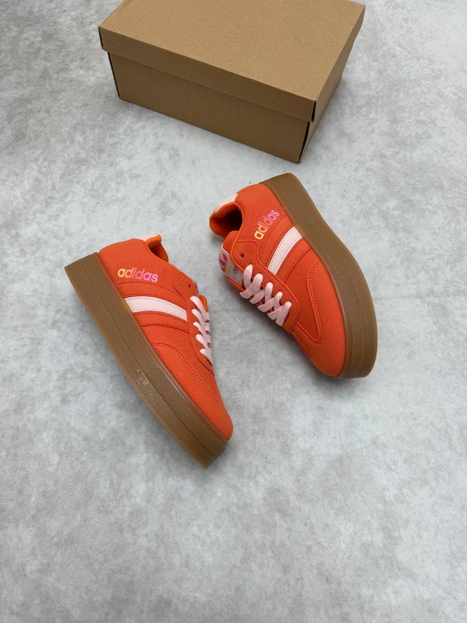 WOMENS ADIDA TRAINERS am0904