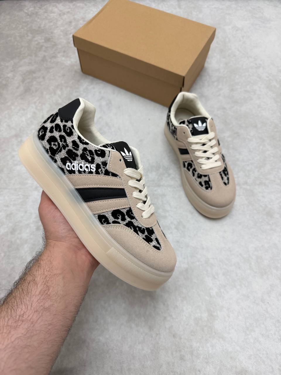 WOMENS ADIDA TRAINERS am0904