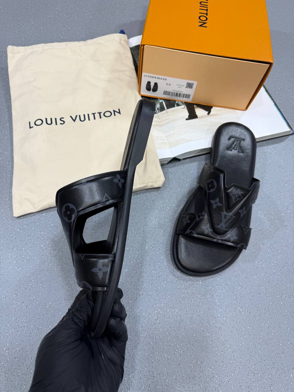 HIGH END L OASIS MULES WITH FULL PACKAGING su0107