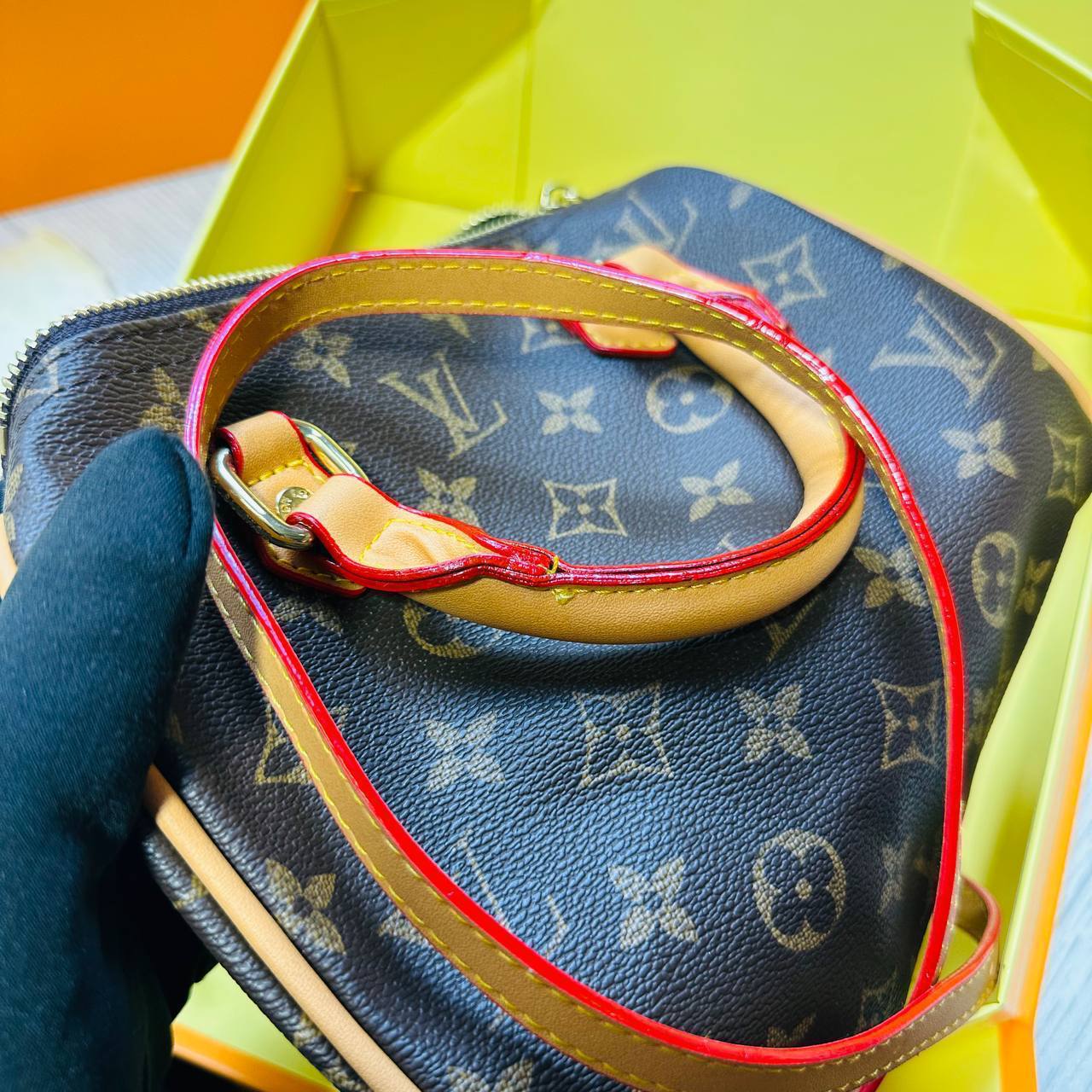 LV LEATHER LADIES HAND BAG WIHT BOX to1704