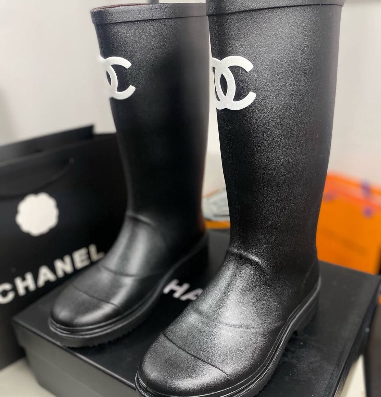 LADIES CHANELL RUBBER BOOTS COMES WITH BOX ETC su0510