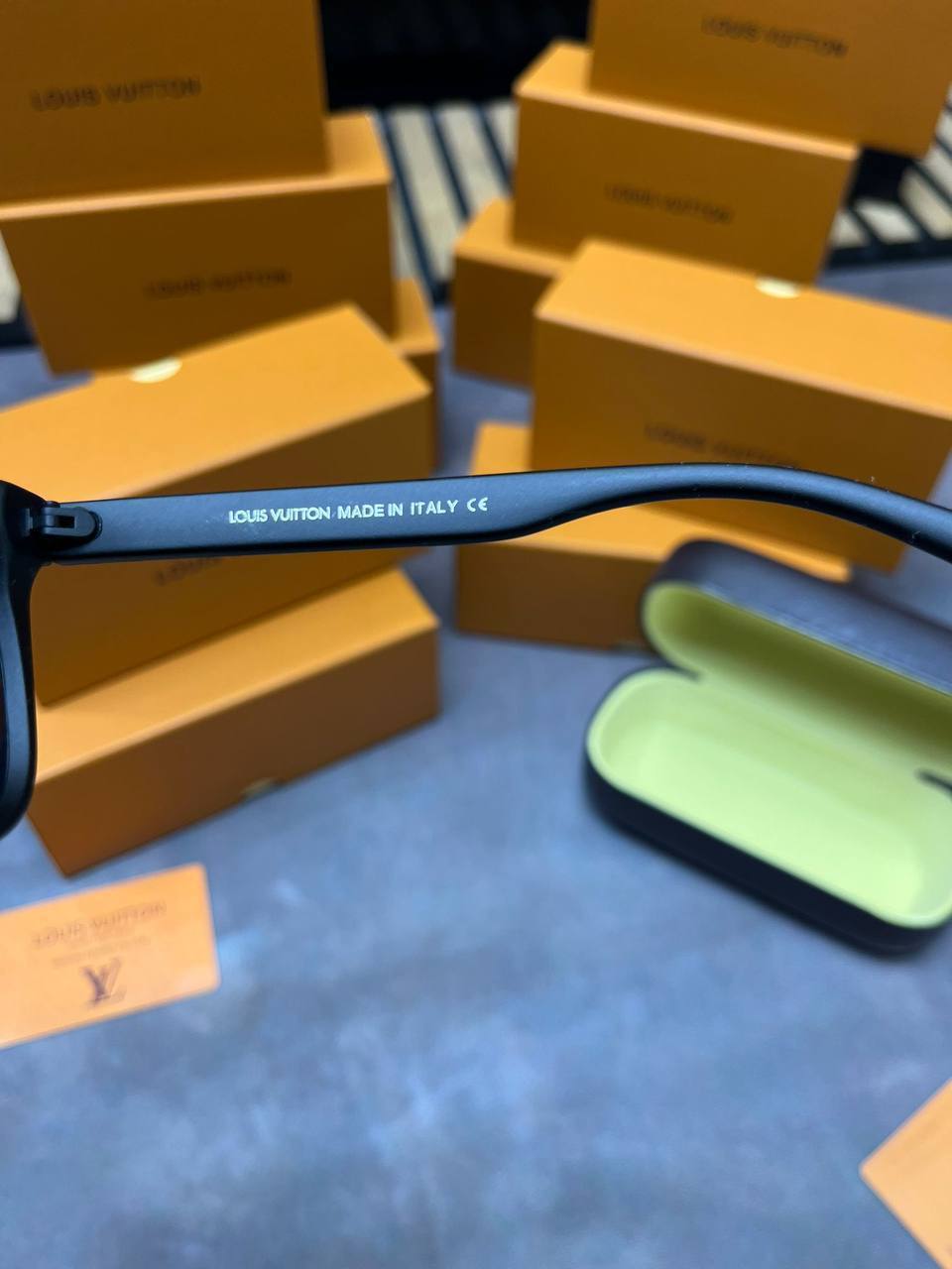 MENS L SUNGLASSES COME WITH BOX am0207