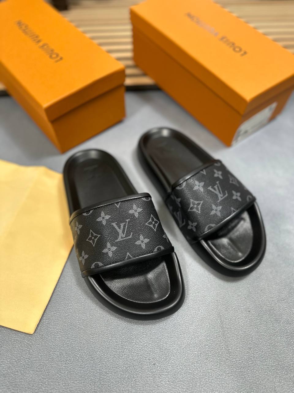 MENS L SLIDERS COME WITH BOX am0207