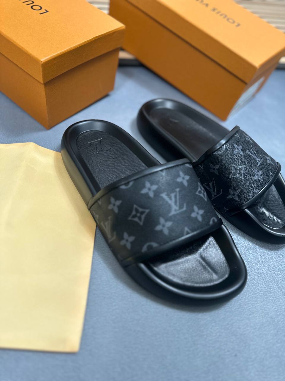 MENS L SLIDERS COME WITH BOX am0207