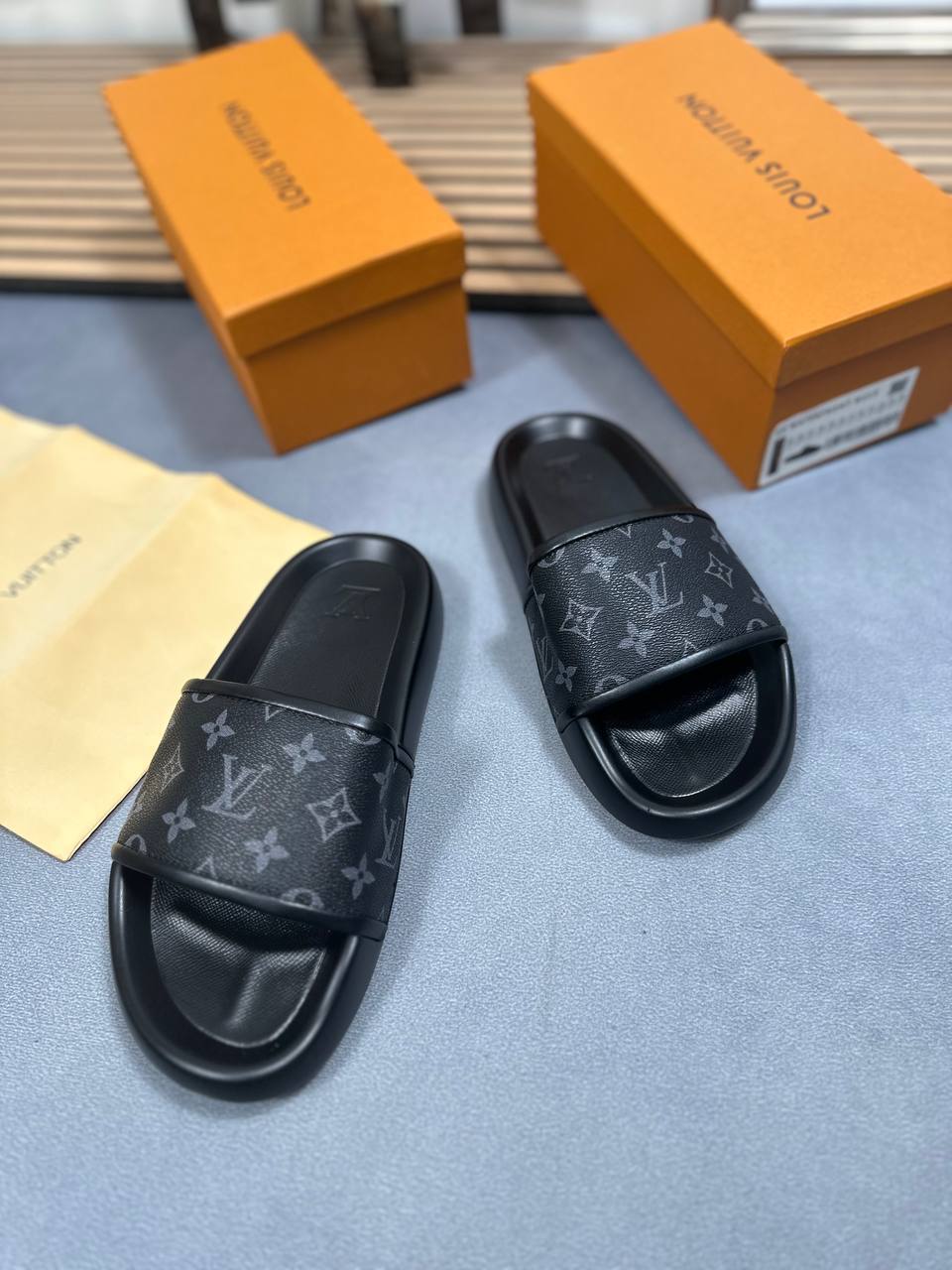 MENS L SLIDERS COME WITH BOX am0207