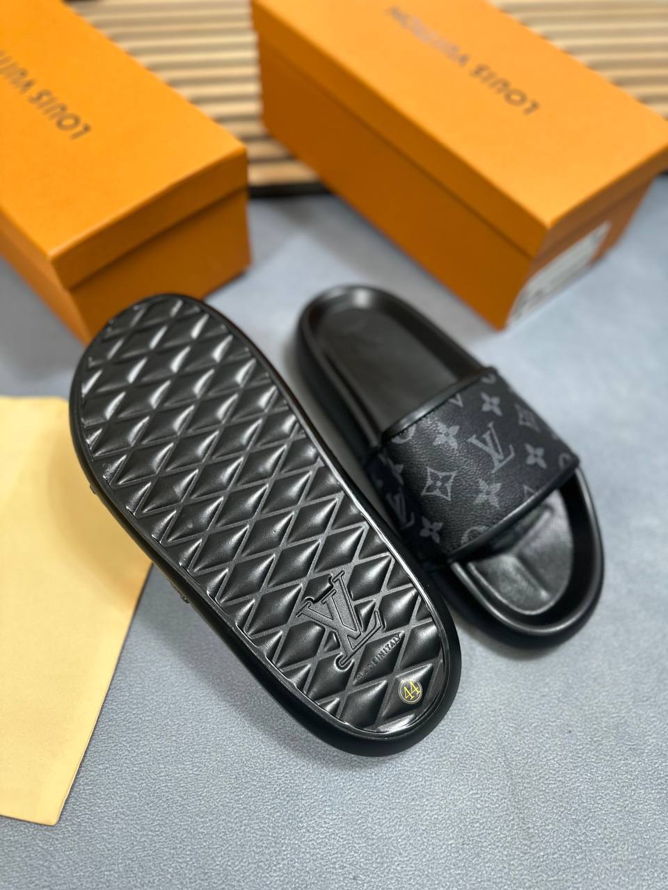 MENS L SLIDERS COME WITH BOX am0207