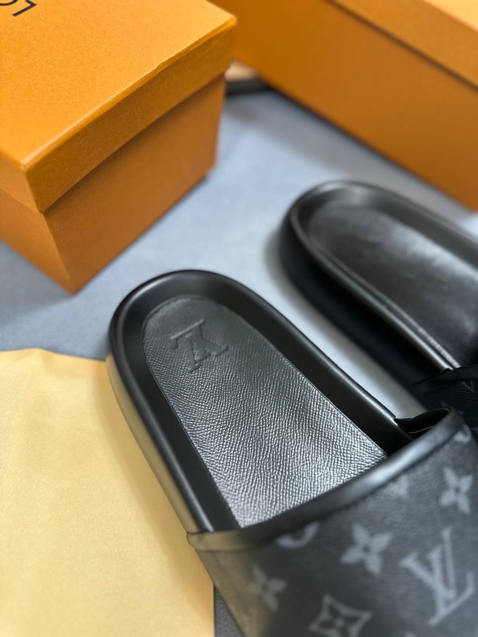 MENS L SLIDERS COME WITH BOX am0207