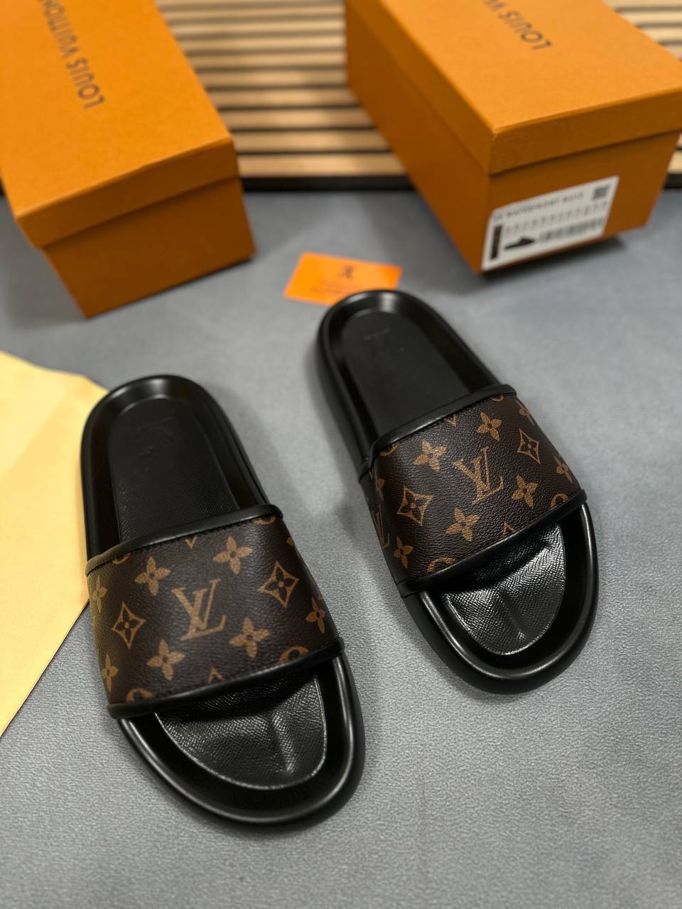 MENS L SLIDERS COME WITH BOX am0207