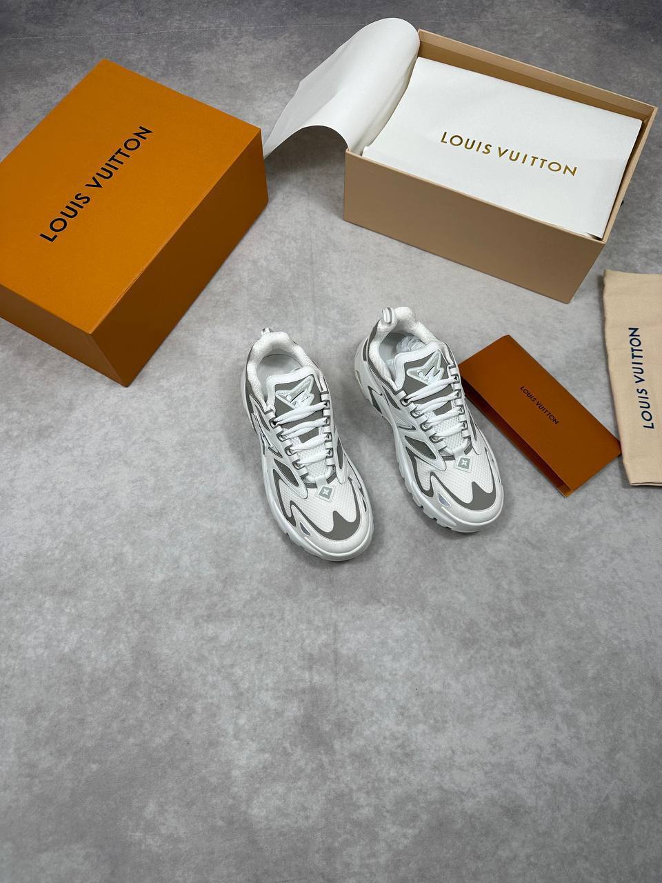 SUPER CLON MENS LV TRAINERS COME WITH BOX ETC am2104