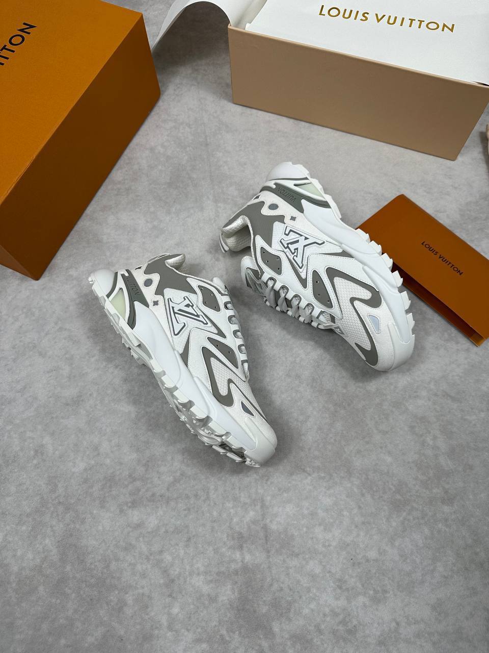 SUPER CLON MENS LV TRAINERS COME WITH BOX ETC am2104
