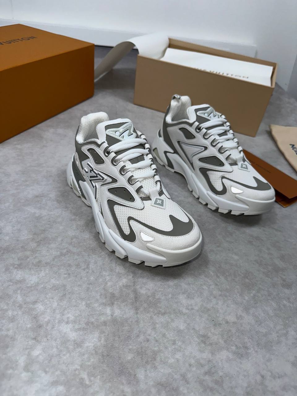 SUPER CLON MENS LV TRAINERS COME WITH BOX ETC am2104