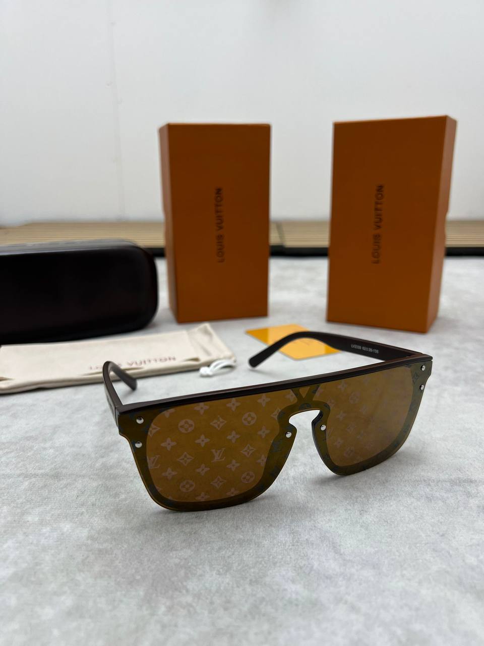 MENS LV SUNGLASSES COME WITH BOX ETC am2204