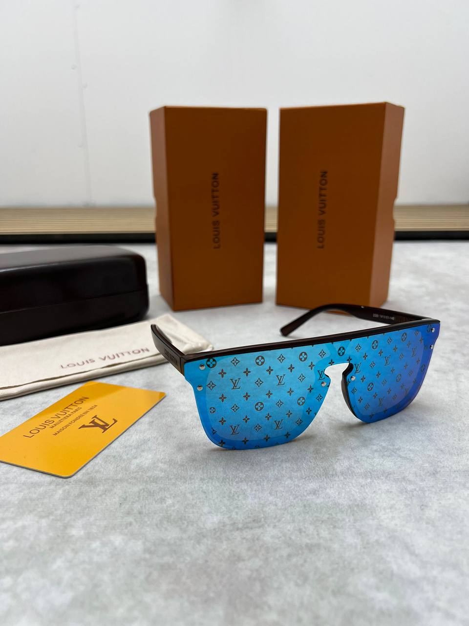 MENS LV SUNGLASSES COME WITH BOX ETC am2204