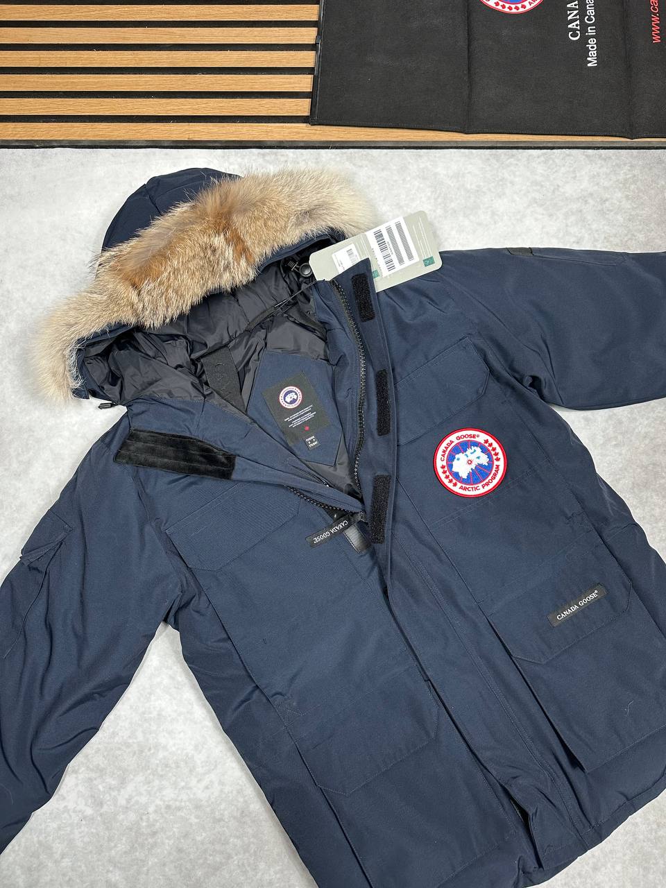 SUPER CLO CANADA GOSE PRKA COME WITH DUST BAG am0910