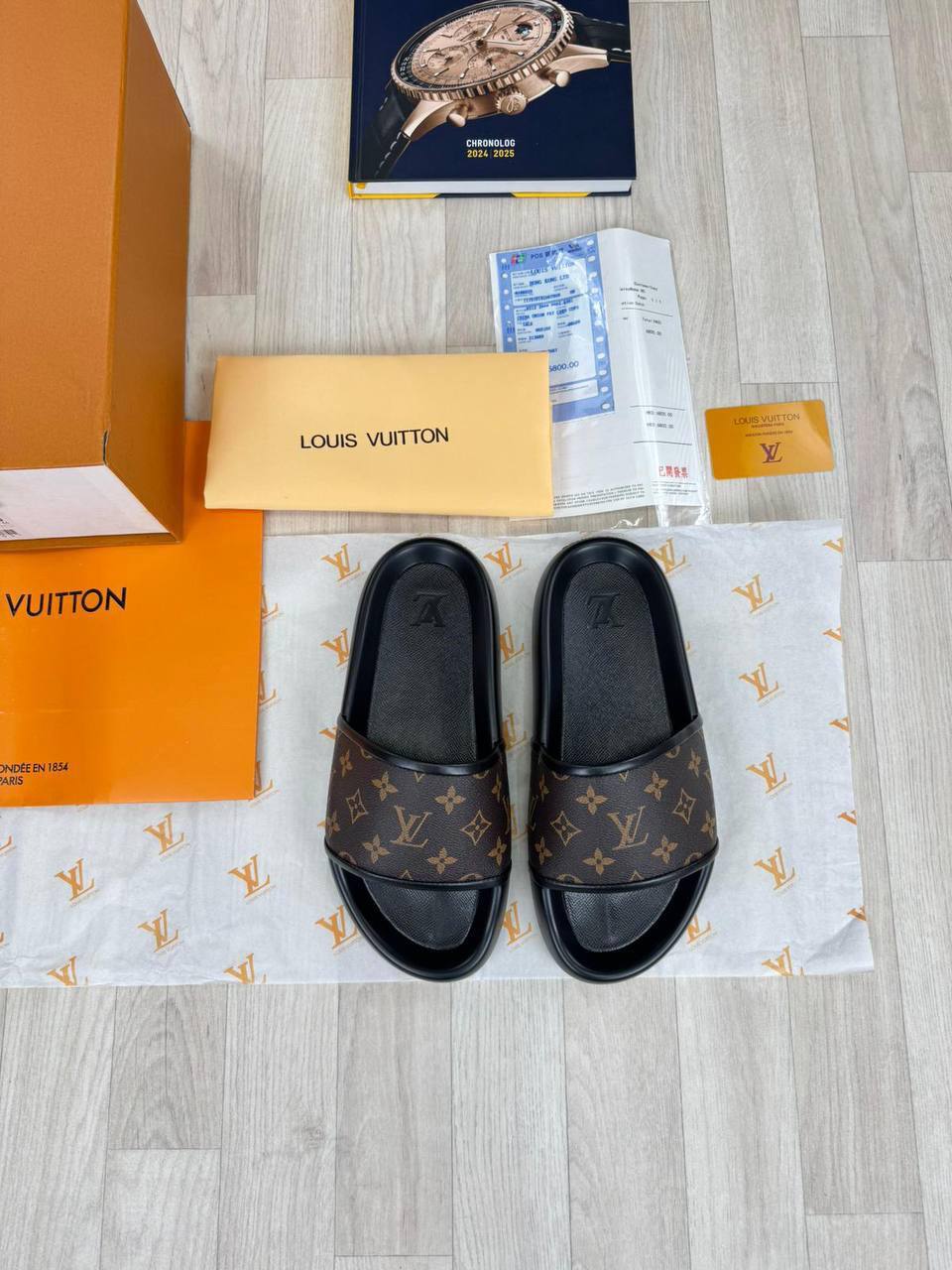 Loui Vuitto sliders jj2404
