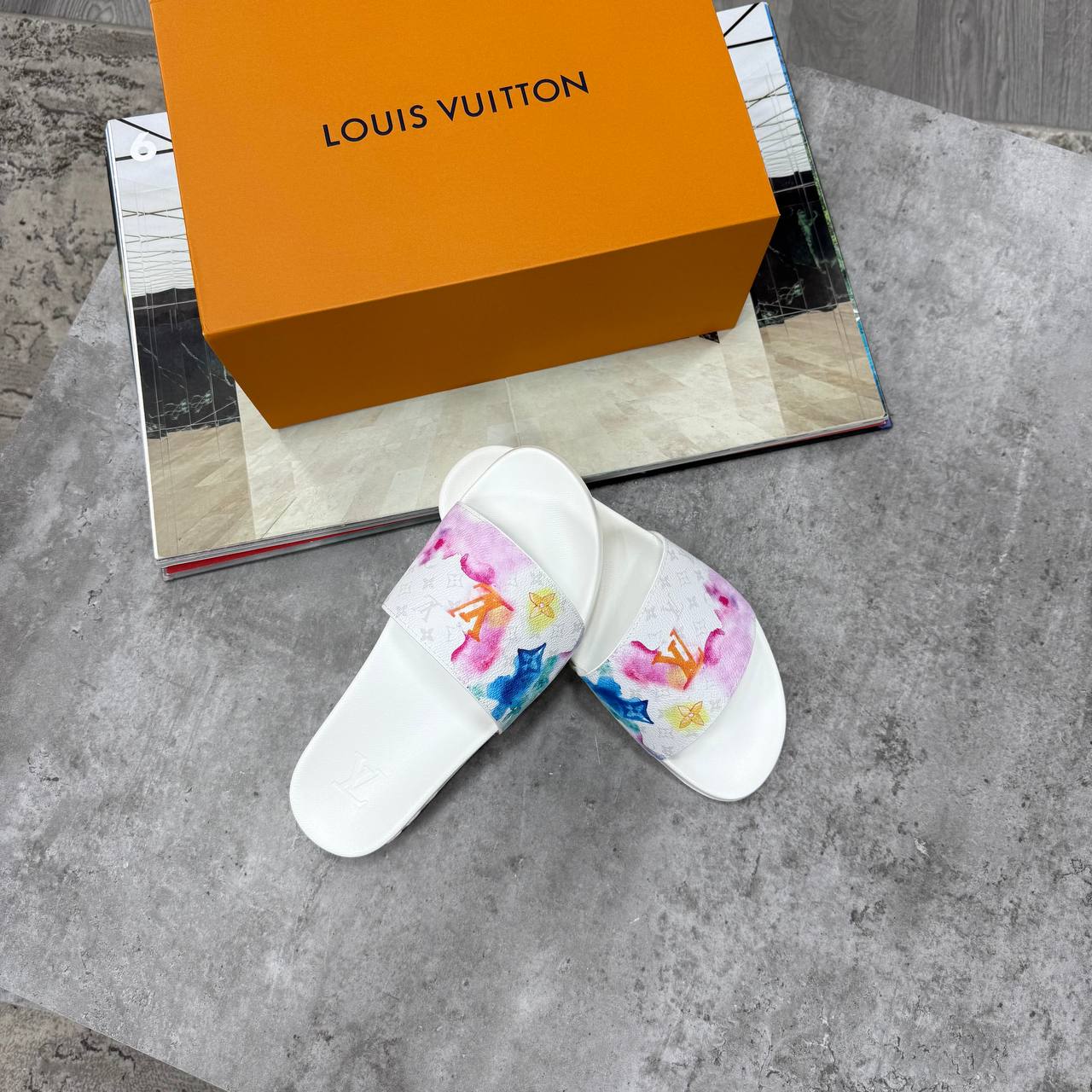 HIGH END LV MENS SLIDERS WITH BOX DUST BAG ETC jay2604