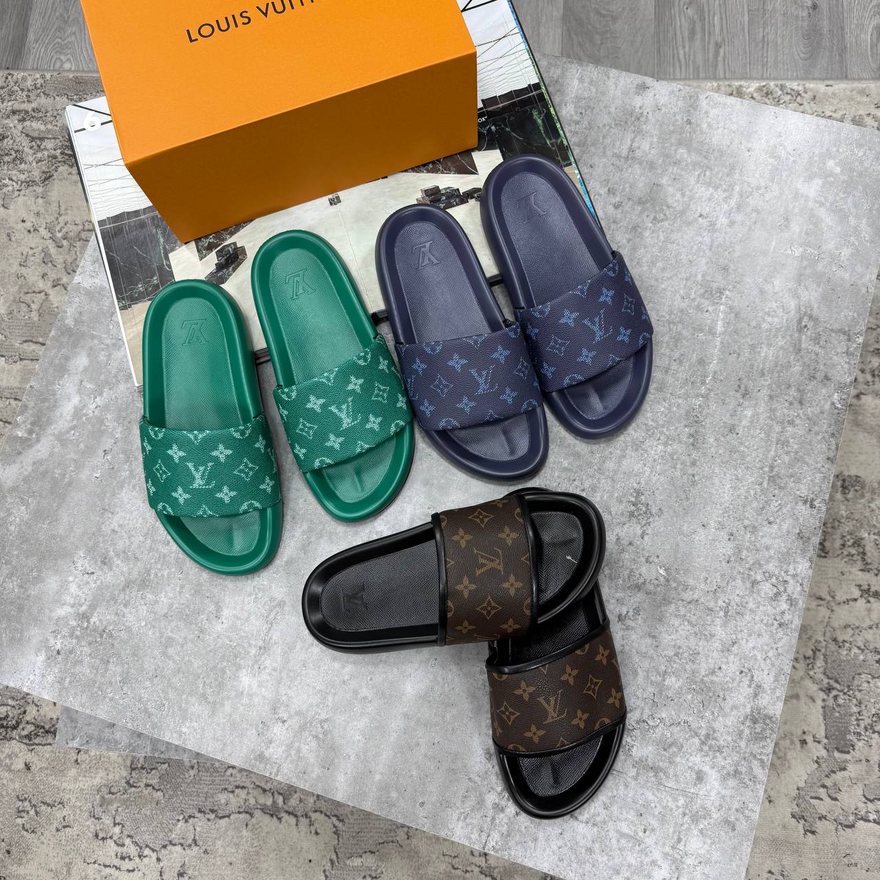 HIGH END LV MENS SLIDERS WITH BOX DUST BAG ETC jay2604