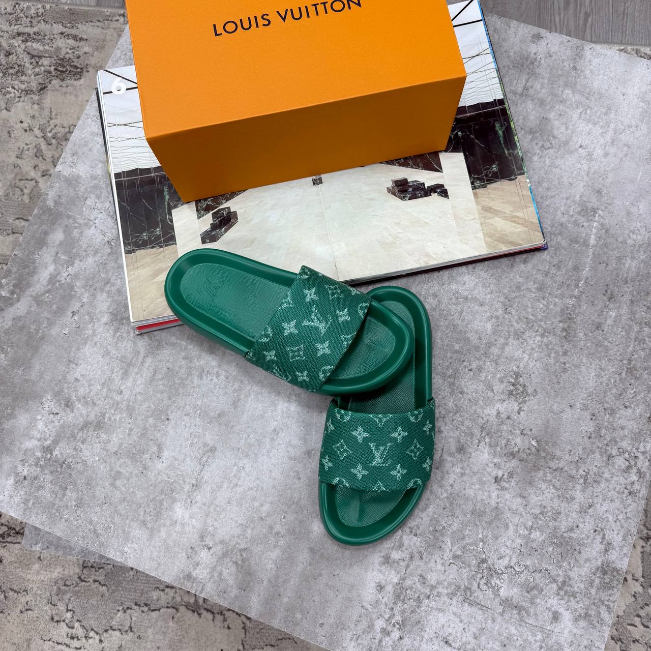 HIGH END LV MENS SLIDERS WITH BOX DUST BAG ETC jay2604