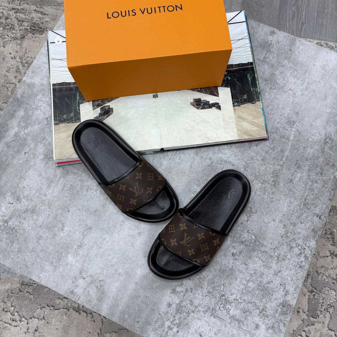 HIGH END LV MENS SLIDERS WITH BOX DUST BAG ETC jay2604