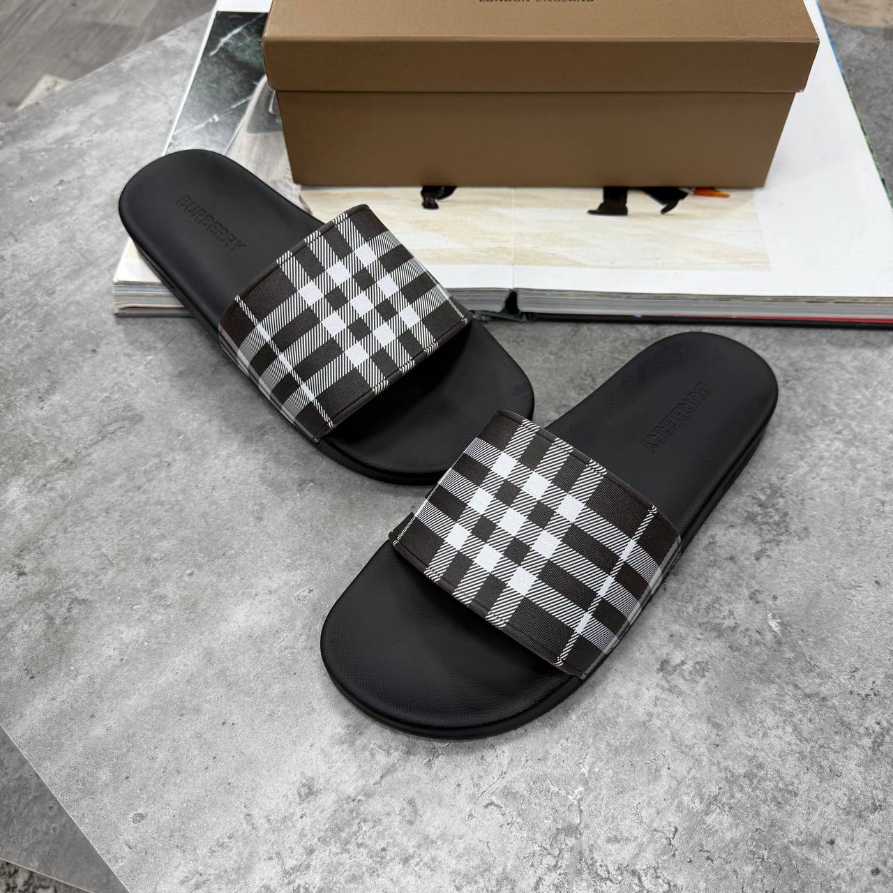 HIGH END BURBERR SLIDES MENS WITH FULL PACKAGING ETC jay2905