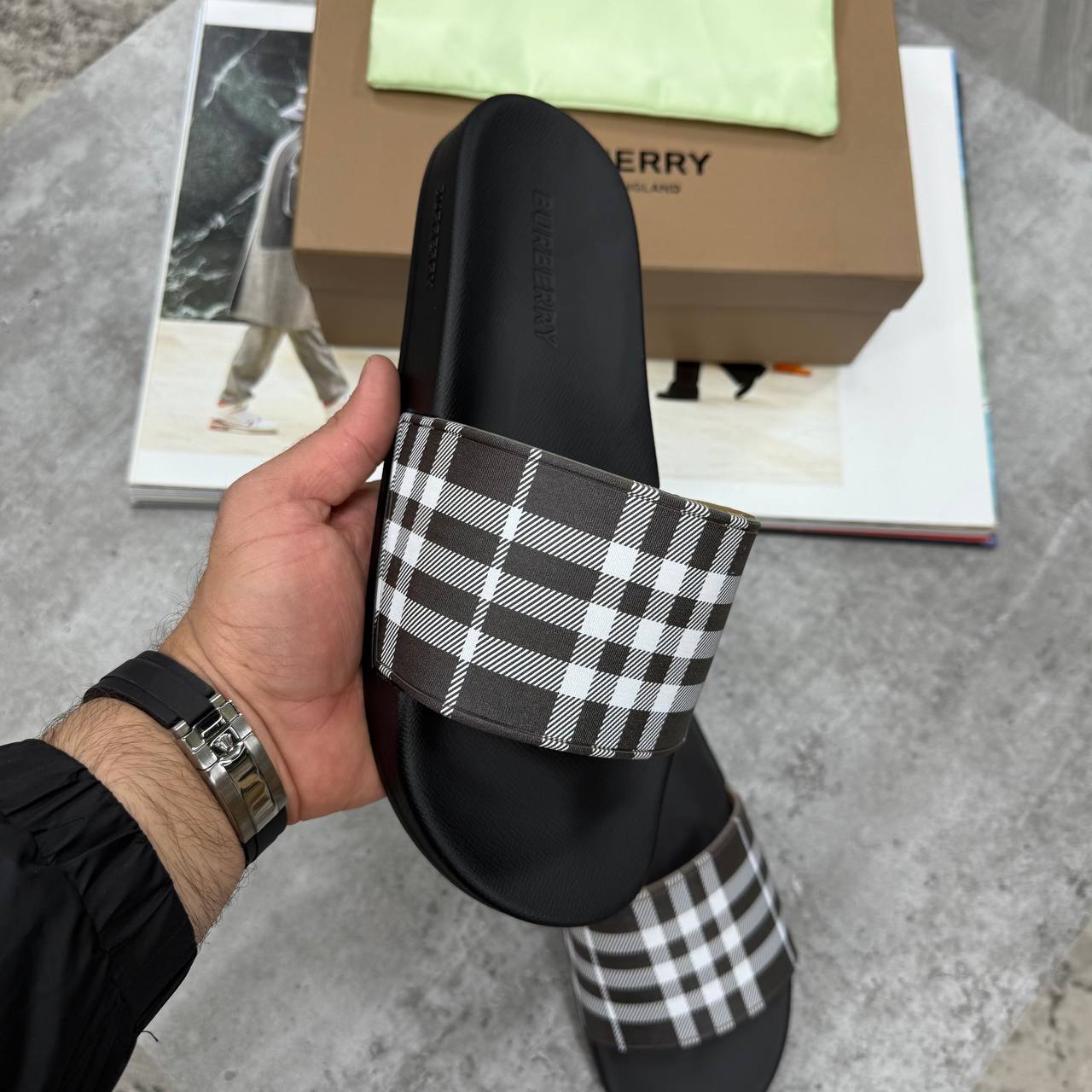 HIGH END BURBERR SLIDES MENS WITH FULL PACKAGING ETC jay2704