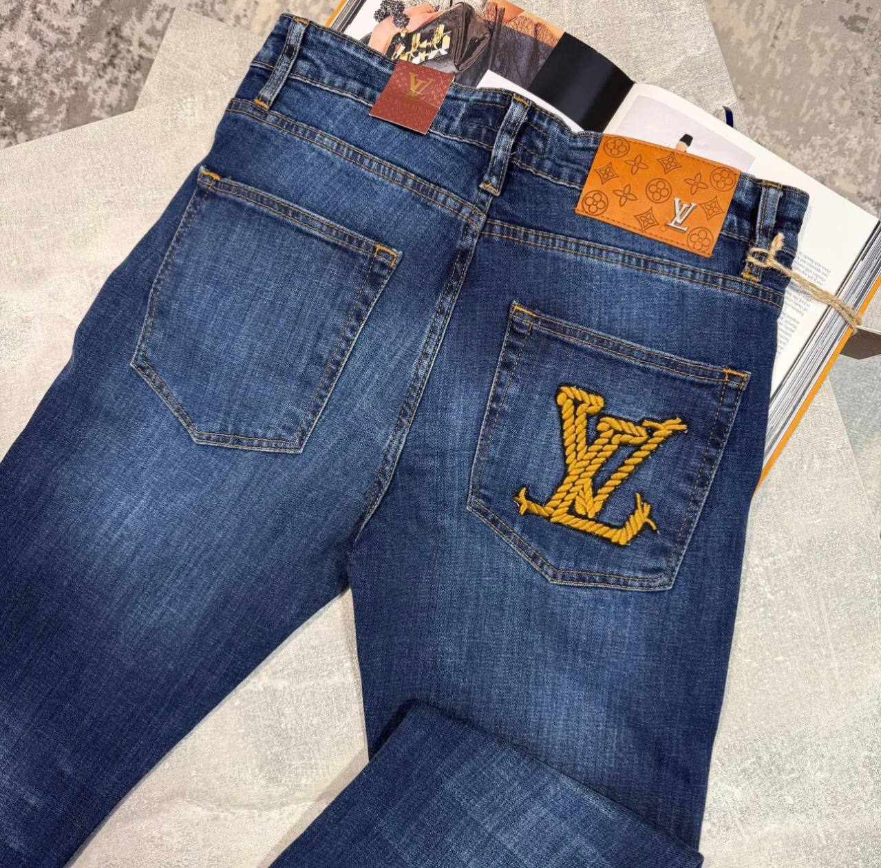 LV jeans aj2804