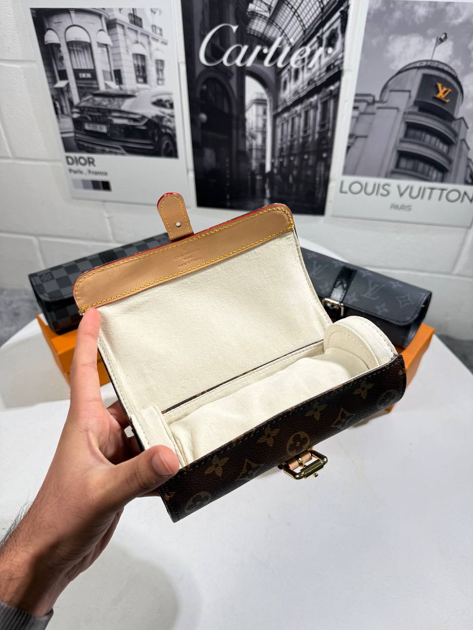 Lve watches holder 1910