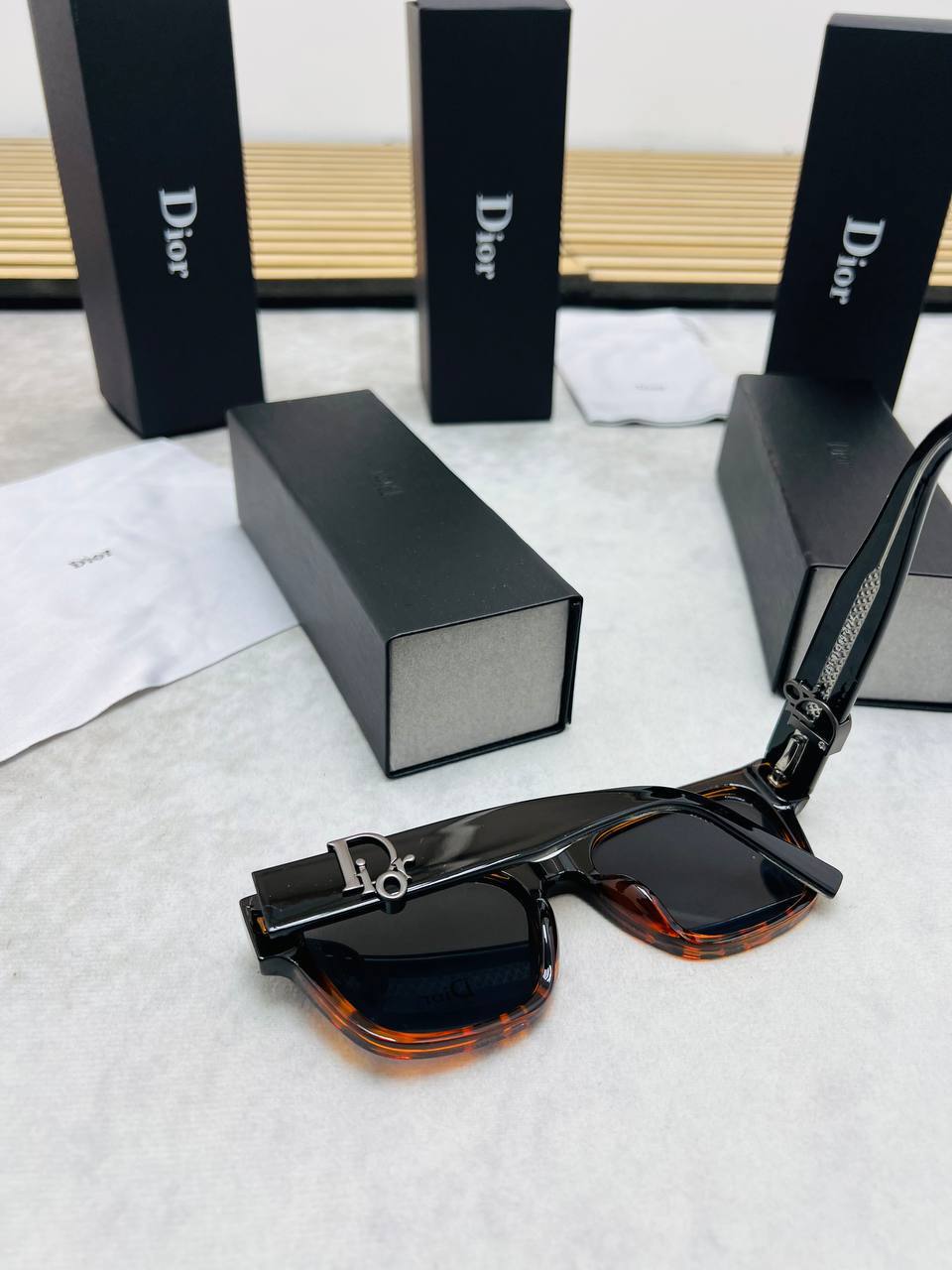 SUPER CLON DIO SUNGLASSES COME WITH BOX ETC am0305