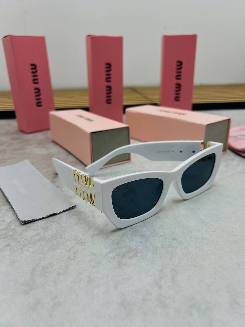SUPER CLON MIU MIU  SUNGLASSES COME WITH BOX ETC am0305
