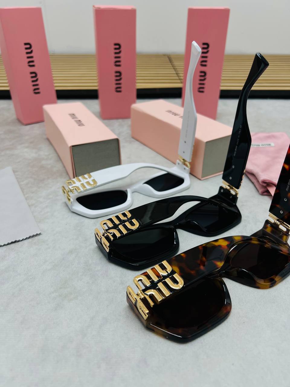SUPER CLON MIU MIU  SUNGLASSES COME WITH BOX ETC am0305