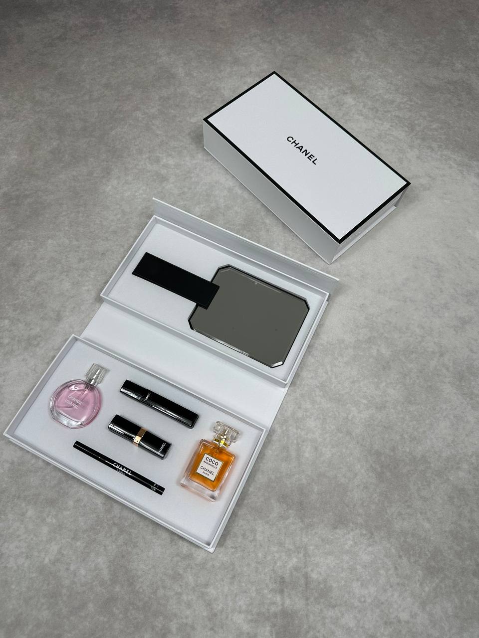 WOMENS COCO CHANEL GIFT SET COME WITH CHANELE CHANCEE SCENT,EYELINER LIPSTICK MASACARA & MIRROR  am2310