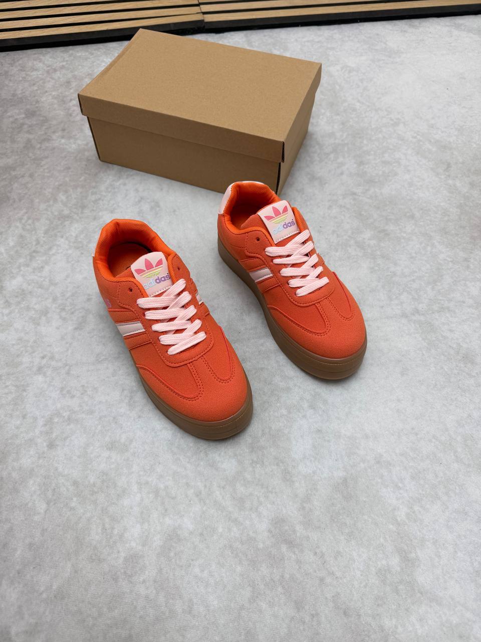 WOMENS ADIDA TRAINERS am0705