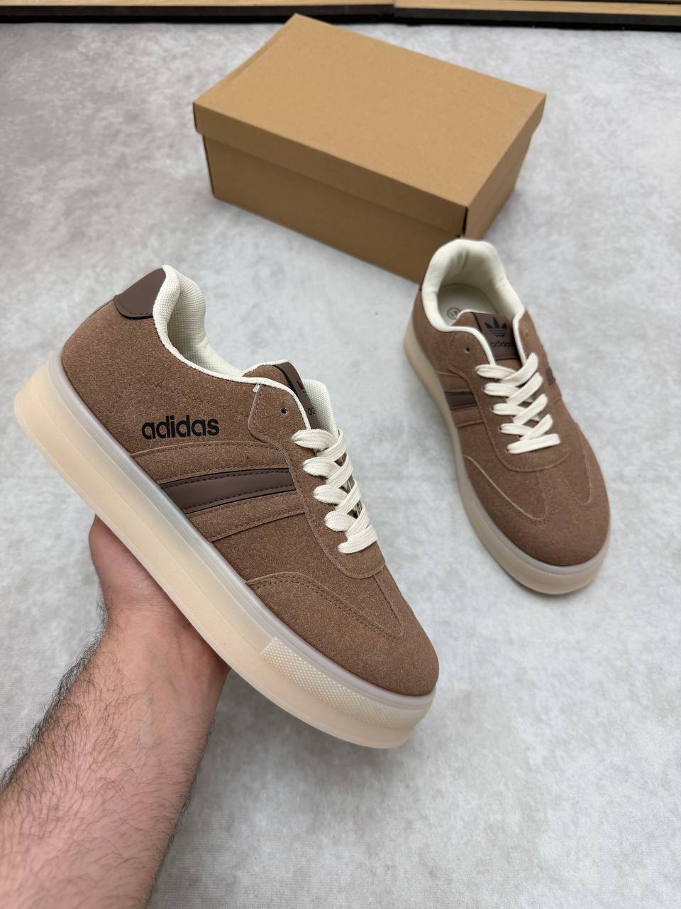 WOMENS ADIDA TRAINERS am0705