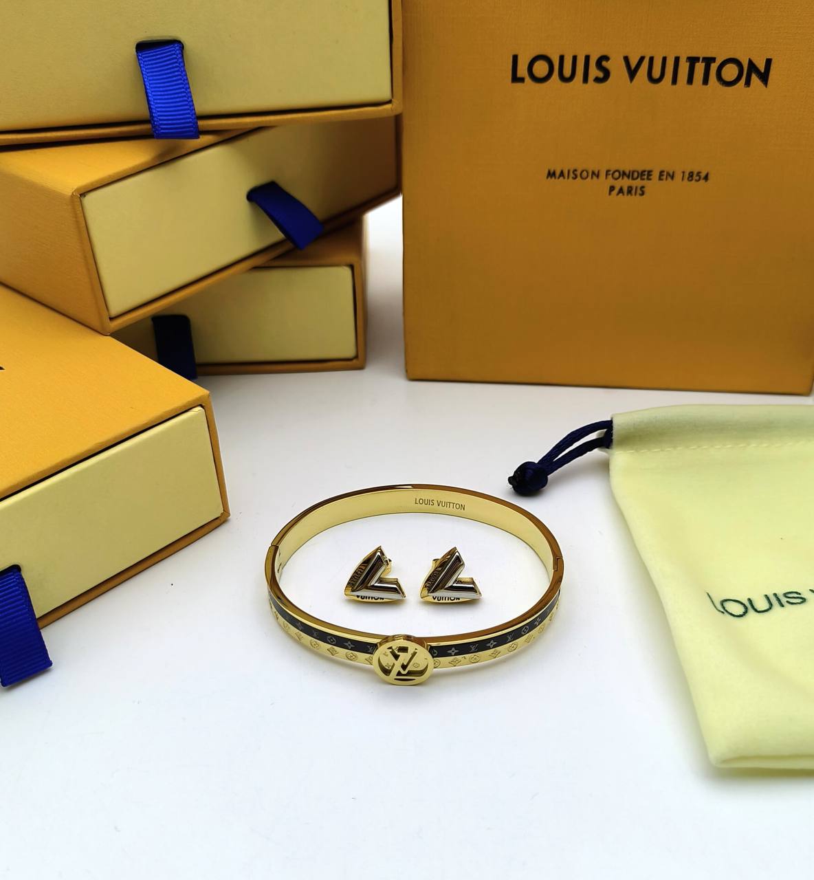LV BRACLET AND EARING SET am1907