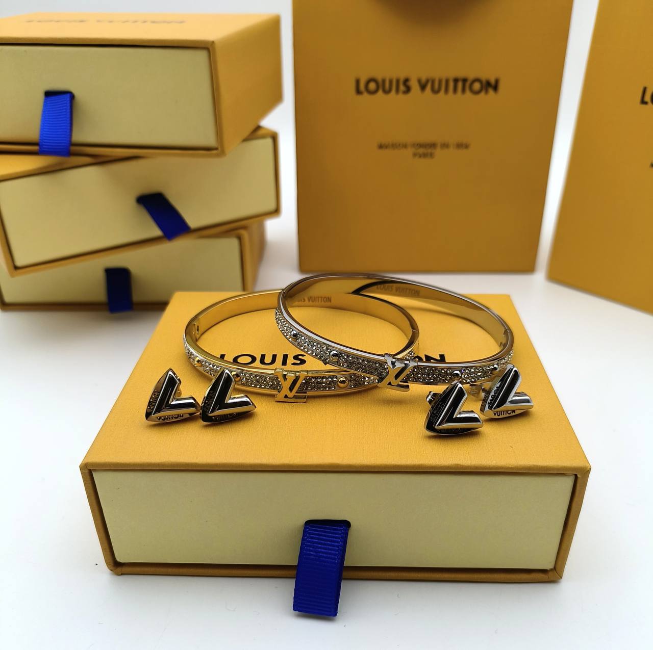 LV BRACLET AND EARING SET am1907
