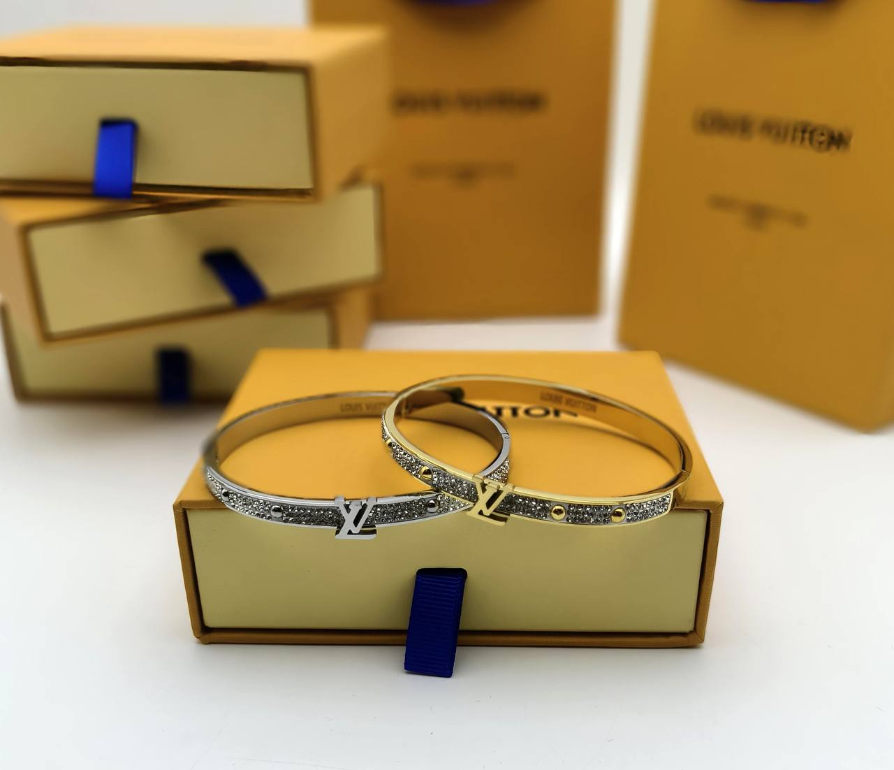 LV BRACLET AND EARING SET am1907