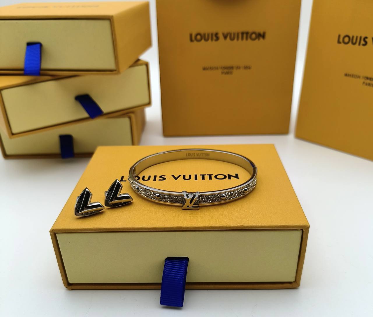 LV BRACLET AND EARING SET am1907