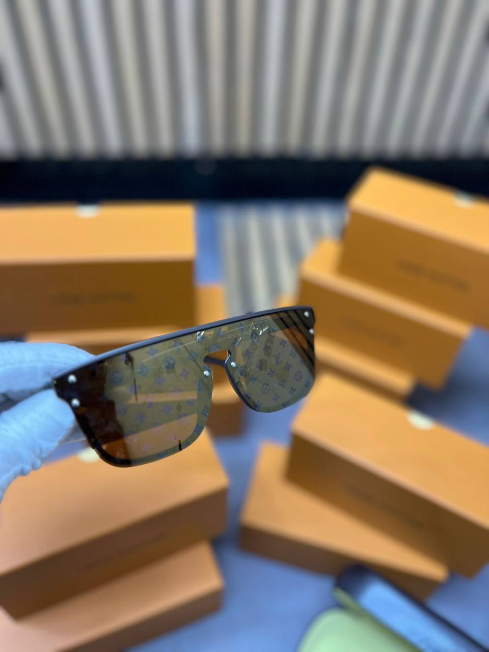 MENS LV SUNGLASSES am1907