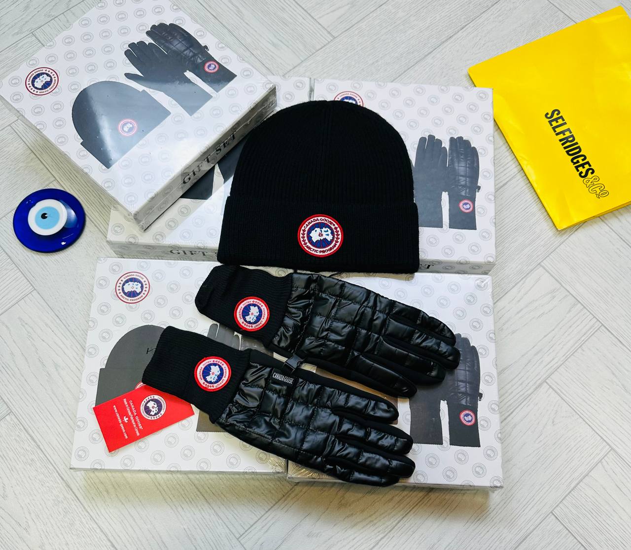 CANADA GOSE HAD AND GlOVES 🧤 SET to2610