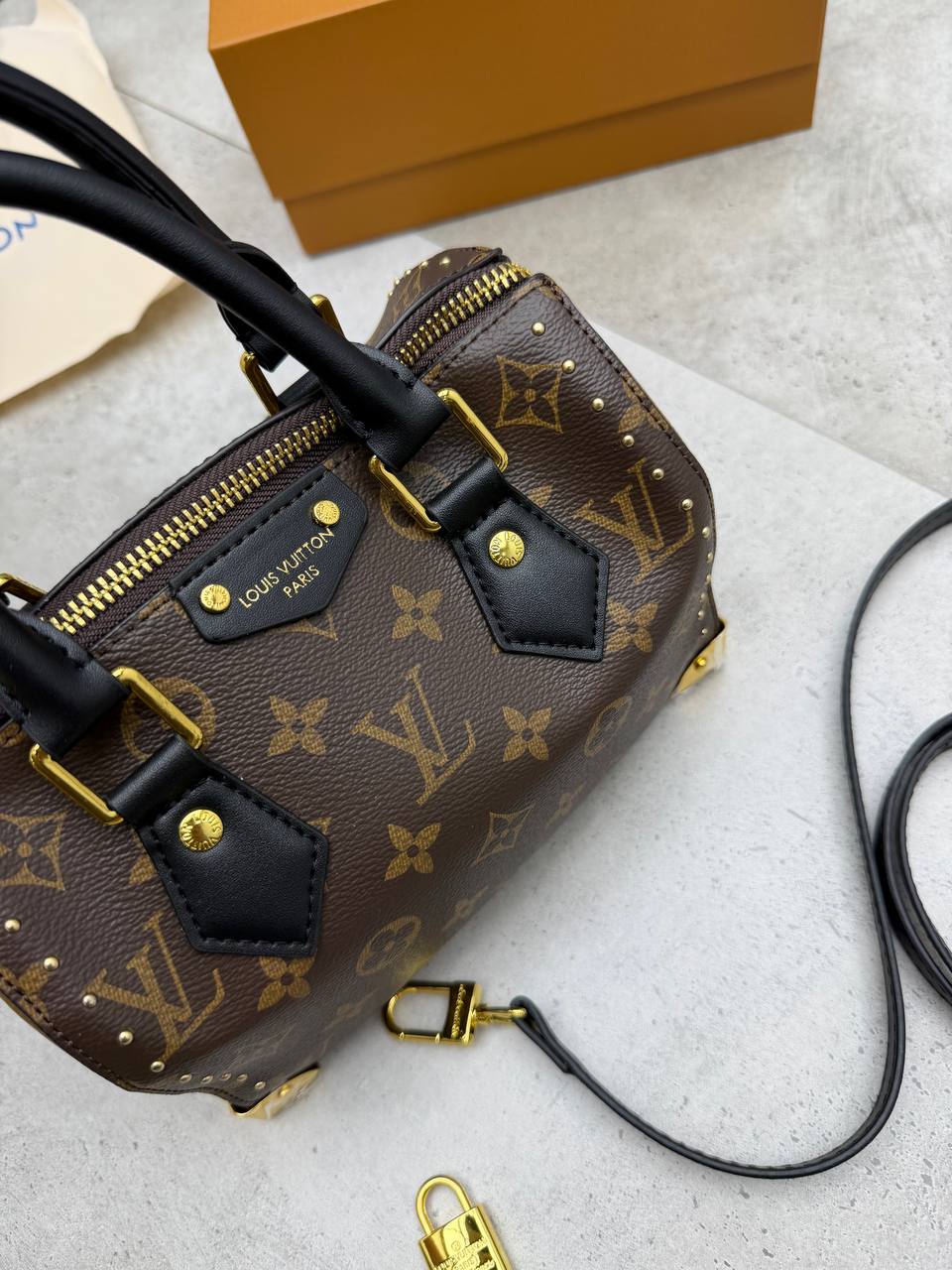 SUPER CLON LV BAG COME WITH BOX ETC am1808