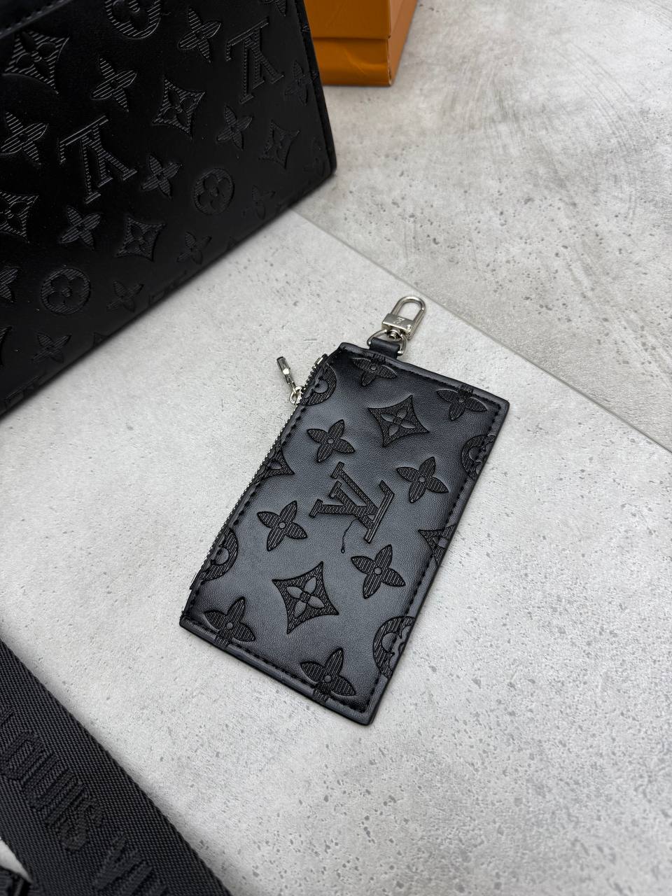 MENS LV BAG COME WITH BOX ETC am2108