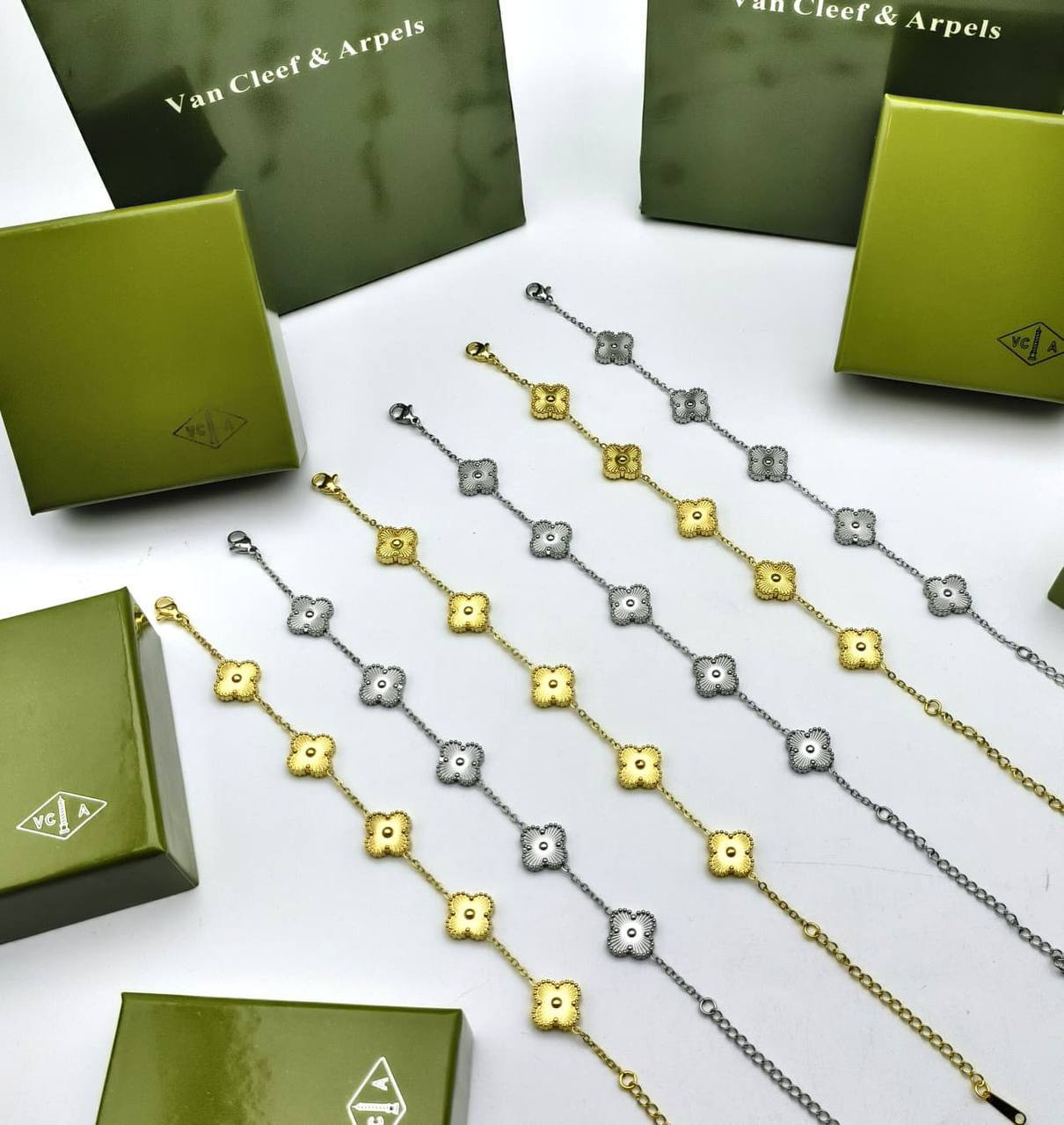 Vin cleef bracelet with box and carrier bag sa0311