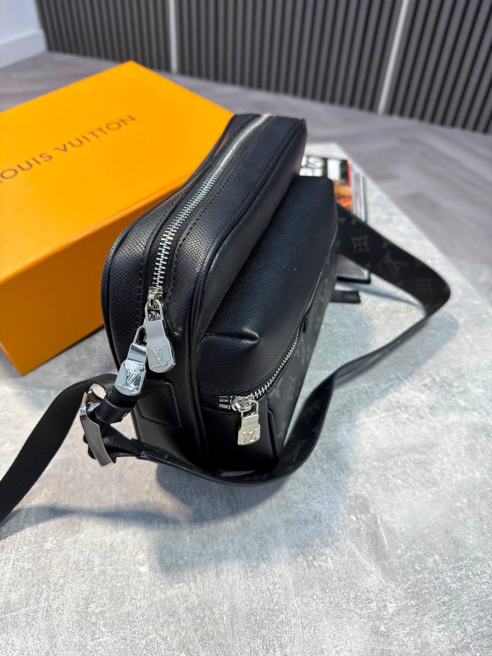 Super Clon  Lv Mens Bag  Boxed and Packaged aj2408